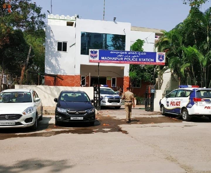 పేకాట స్థావరంపై దాడి.. 10 మంది అరెస్ట్ - Udayam