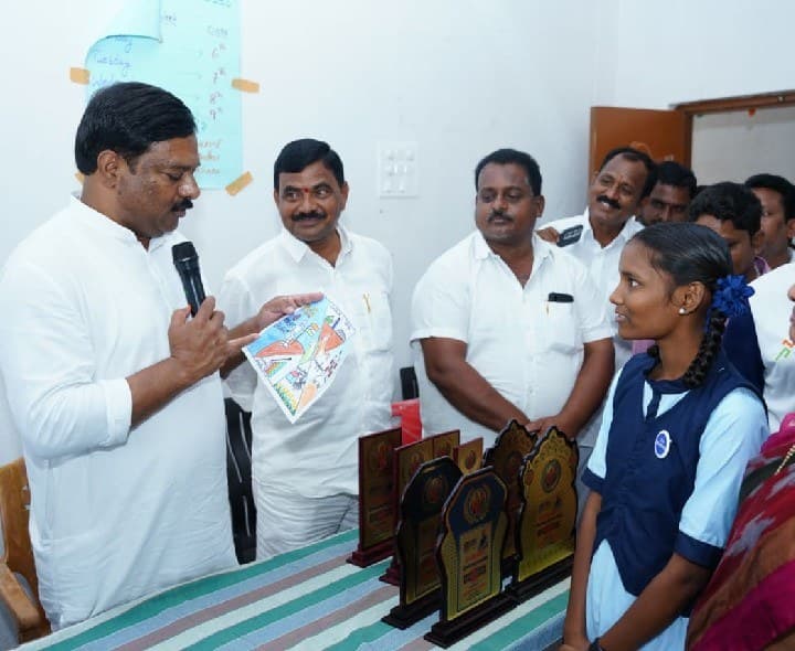 విద్యార్థుల చిత్రాల్లో.. అభివృద్ధి చెందిన భారత్ - Udayam