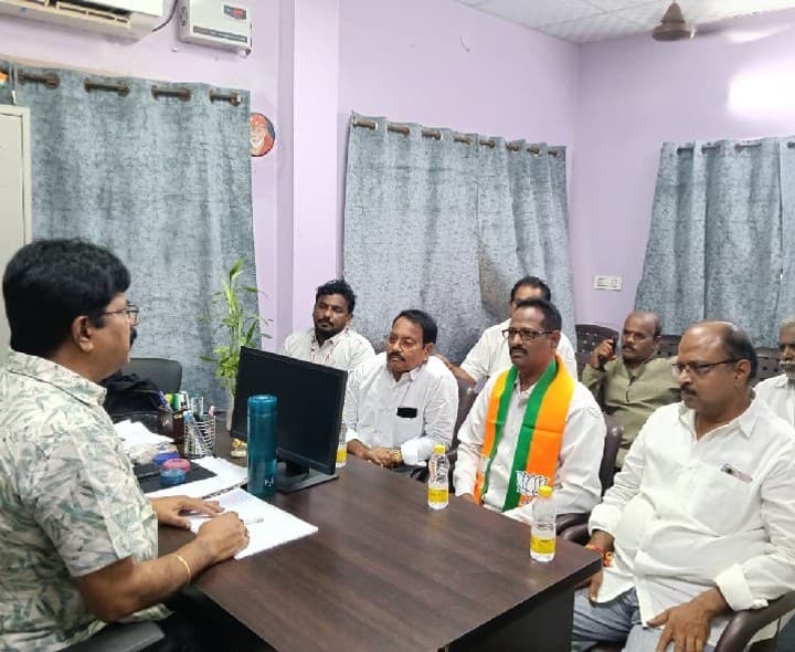 స్థానిక ఎన్నికల నేపద్యంలో కిర్లంపూడిలో రాజకీయ పార్టీల నేతలతో MPDO సమీక్ష - Udayam