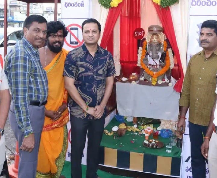 ట్రాఫిక్పై అవగాహన కోసం మట్టి వినాయకుడి ఏర్పాటు ఎస్పీ - Udayam