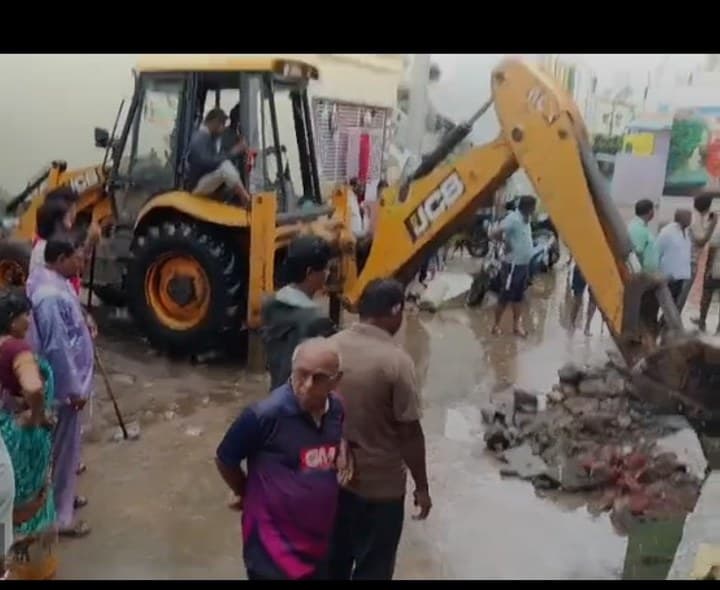 టెక్కలిలో జేసీబీ సహాయంతో వరదనీరు మళ్లింపు - Udayam