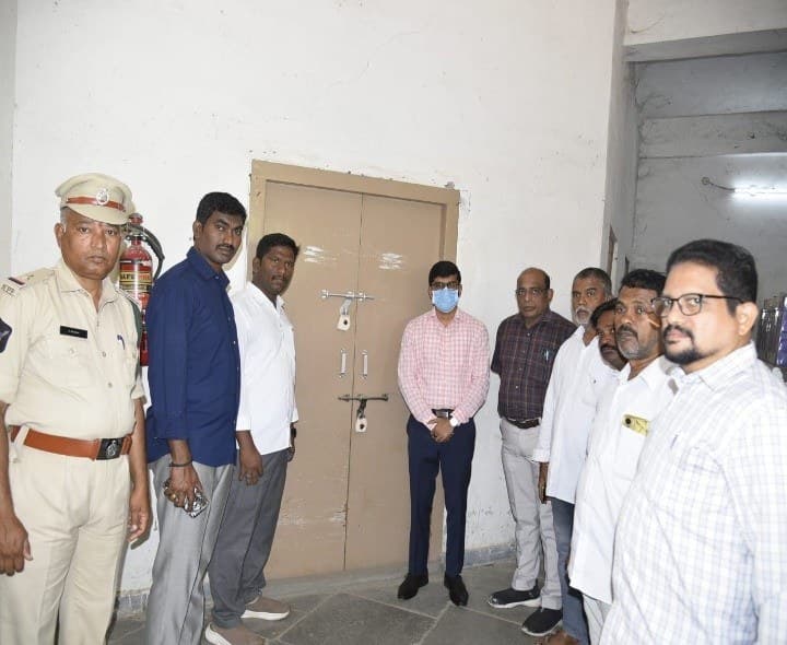 ఈవీఎం గోడౌన్లను తనిఖీ చేసిన కలెక్టర్ - Udayam