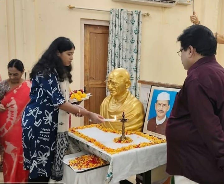 ఐటీడీఏలో గాంధీ విగ్రహానికి నివాళులు - Udayam