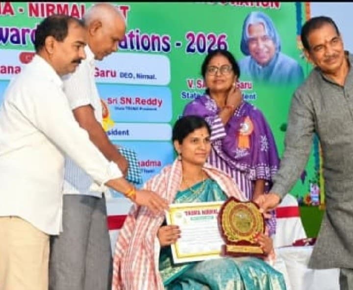 నిర్మల్ ఉపాధ్యాయురాలు అంగారి పుష్పలతకు సన్మానం అభినందన - Udayam