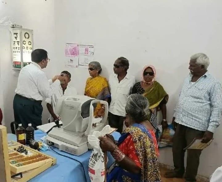ప్రభుత్వ ఆసుపత్రిలో కంటి పరీక్షలు - Udayam