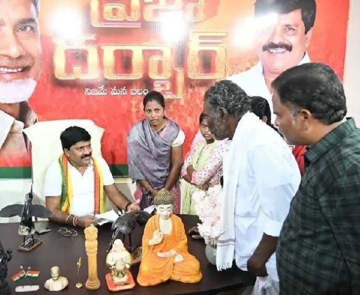 40 వినతులు స్వీకరించిన ఎమ్మెల్యే మామిడి - Udayam