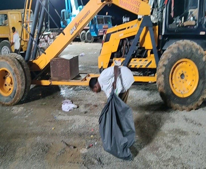 చెరువుల వద్ద పారిశుద్ధ్య కార్మికుల నిరంతర శ్రమ - Udayam