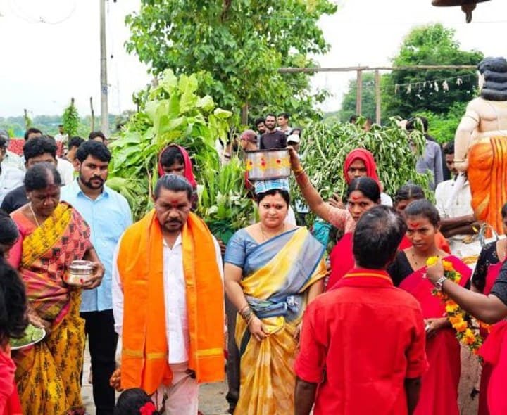 ఆదివాసీ సంప్రదాయబద్ధంగా నాగులమ్మకు పూజలు