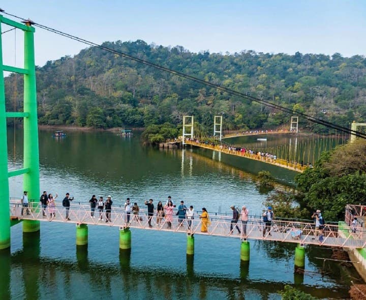 లక్నవరానికి పోటెత్తిన పర్యాటకులు
