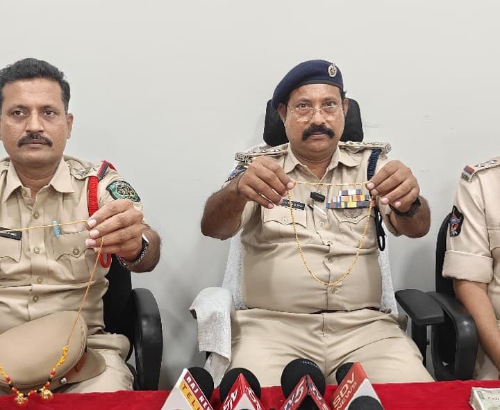 విశాఖలో అంతర్రాష్ట్ర చైన్ స్నాచర్ అరెస్ట్ - Udayam