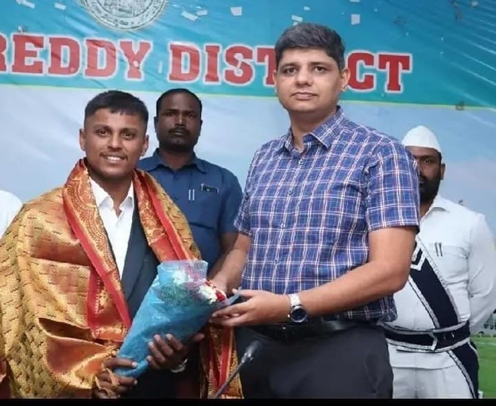 బన్నీ సాహసయాత్రకు కలెక్టర్ అభినందన - Udayam