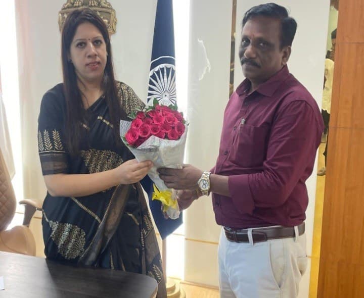 కలెక్టర్ కృతికా శుక్లతో నూతన మెప్మా పీడీ భేటీ - Udayam