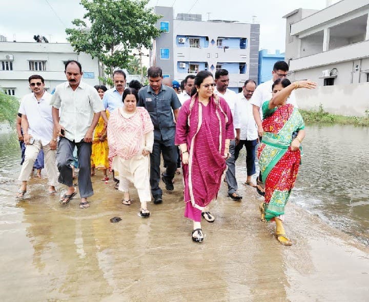 భారీ వర్షాలకు నీట మునిగిన ప్రాంతాల్లో ఎమ్మెల్యే పర్యటన - Udayam