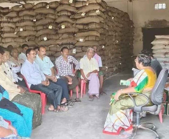 రేషన్ దుకాణాల్లో క్యూఆర్ కోడ్ అమలును పరిశీలించిన జిల్లా అధికారి - Udayam