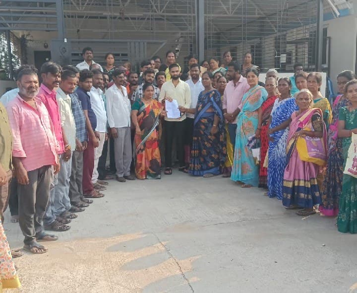 కాలనీలో మౌలిక వసతులు కల్పించాలని వినతి - Udayam