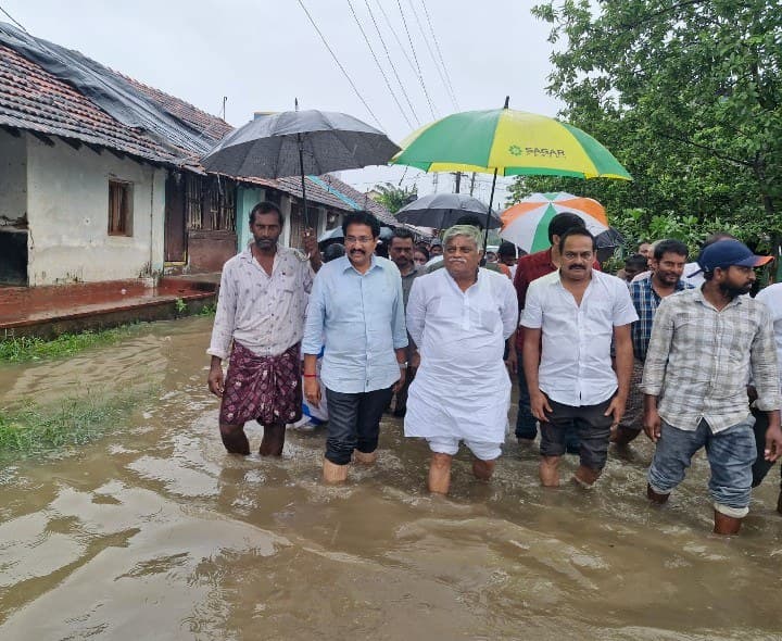 ముంపు ప్రాంతాల్లో ఎమ్మెల్యే జ్యోతుల నెహ్రూ పర్యటన - Udayam
