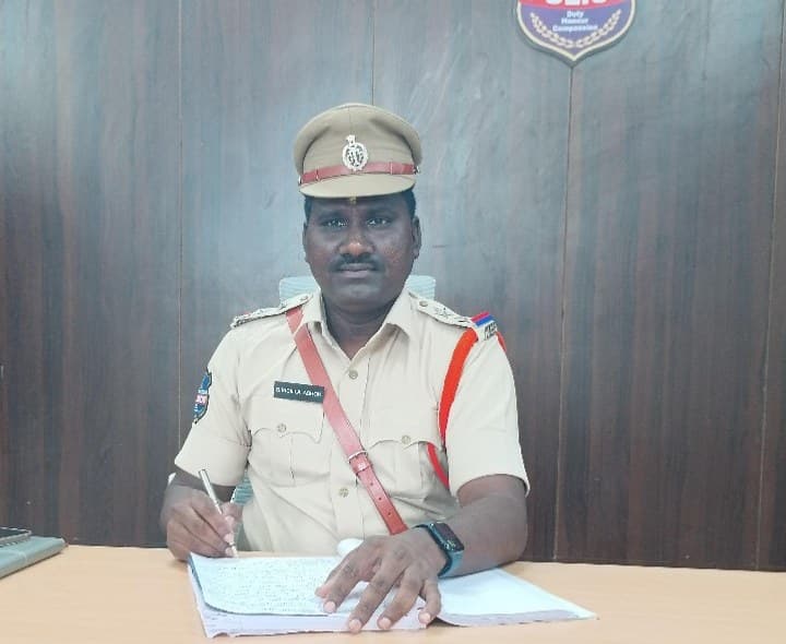 పోలీసుల పేరుతో రూ.50 వేల డిమాండ్ చేసిన ఇద్దరు వ్యక్తులు అరెస్ట్ - Udayam