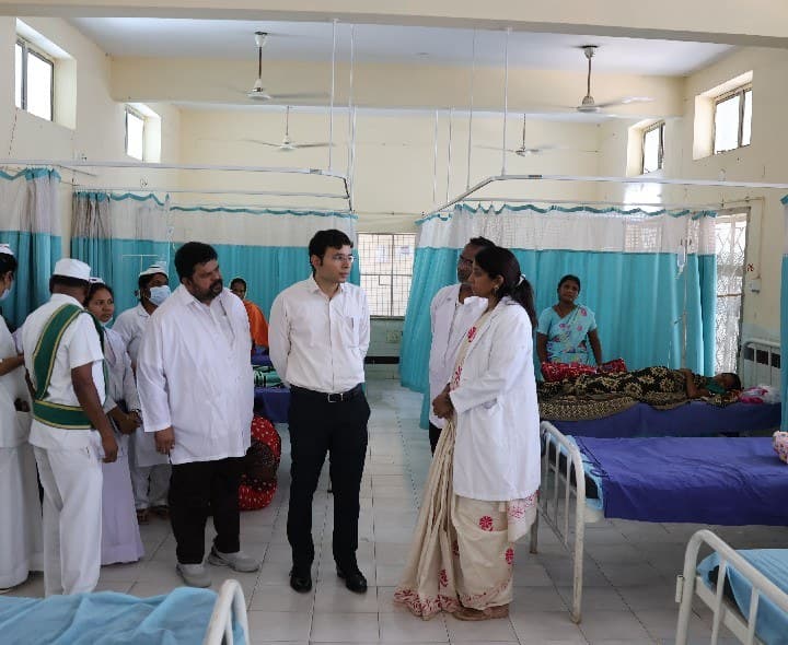 ప్రభుత్వాసుపత్రుల్లో మెరుగైన వైద్యం అందించాలి: కలెక్టర్ - Udayam