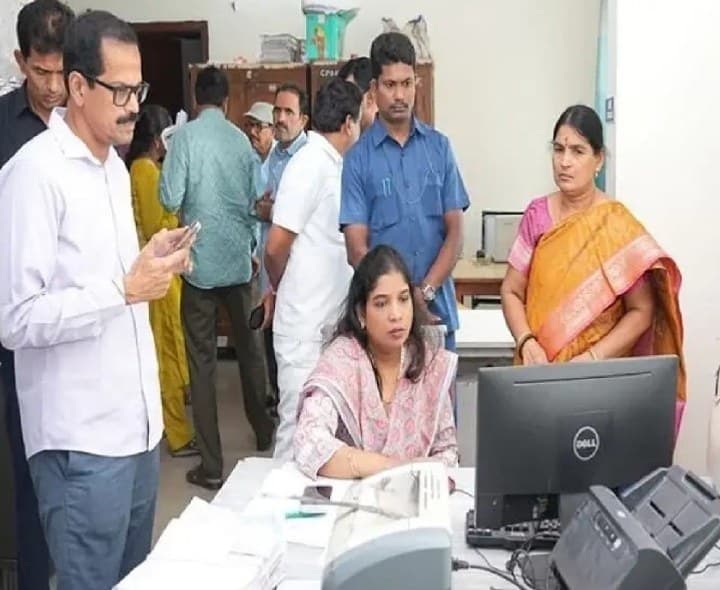 విధులకు డుమ్మా.. షోకాజ్ - Udayam