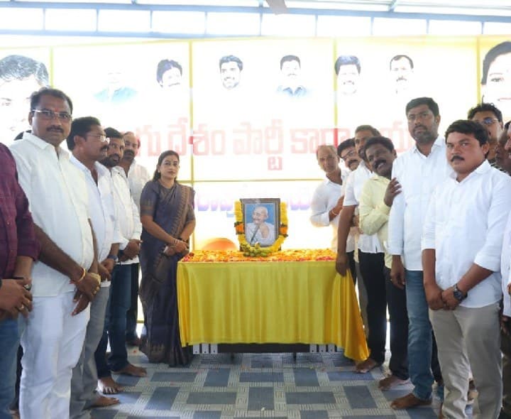 జాతిపితకు ఘన నివాళులర్పించిన హోం మంత్రి అనిత - Udayam