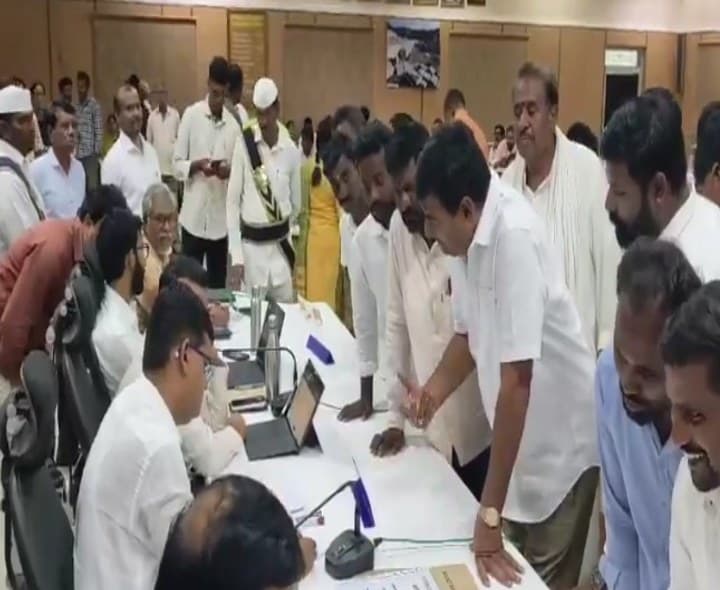 భూ ఆక్రమణపై కలెక్టర్ కు ఫిర్యాదు - Udayam