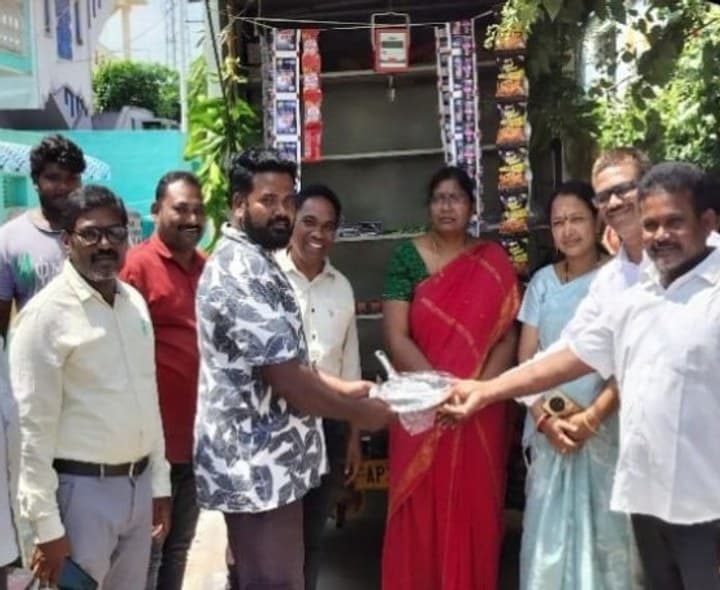 పోడి చెత్త ఇచ్చిన వారికి ప్రత్యేక బహుమతులు అందజేసిన MPDO - Udayam