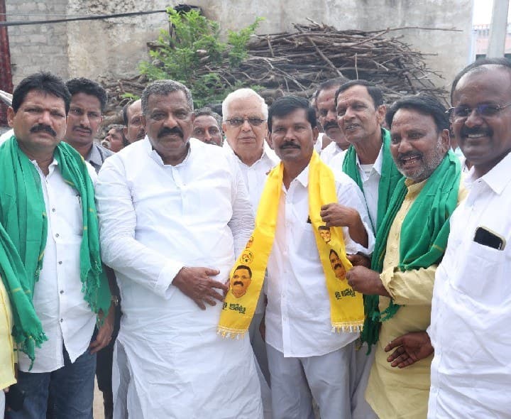 వైఎస్సార్సీపీని వీడి టీడీపీలో చేరిన మాజీ సర్పంచ్ - Udayam