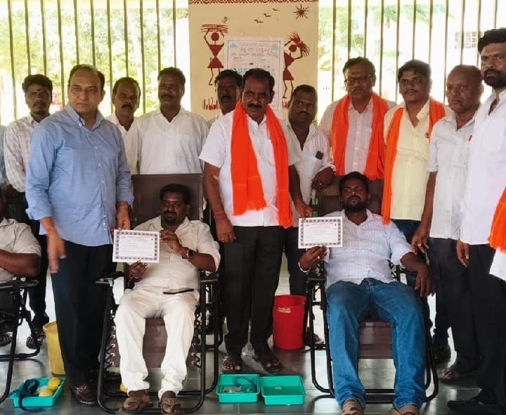 రక్తదానం చేసిన బీజేపీ నేతలు - Udayam
