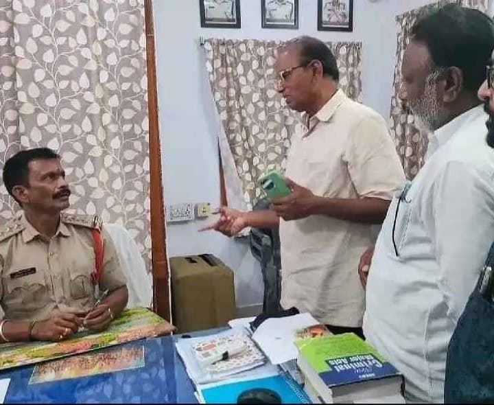 దీక్షలకు సీఐ అనుమతి కోరిన ప్రతినిధులు - Udayam