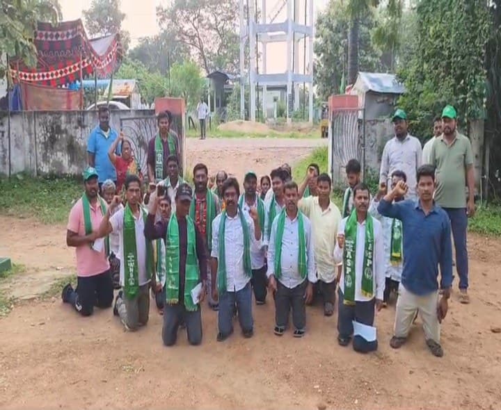 అధికారుల తీరుపై రైతుల ఆగ్రహం - Udayam