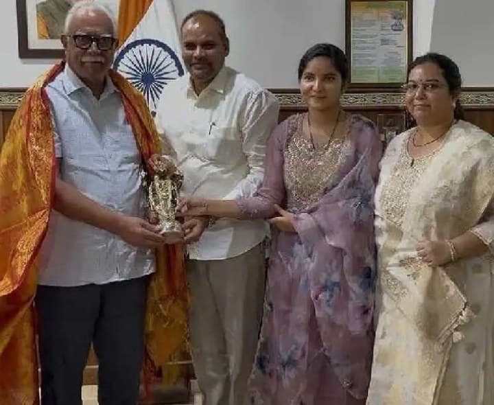 గోవాలో గవర్నర్ ను కలిసిన చిన్న శ్రీను - Udayam