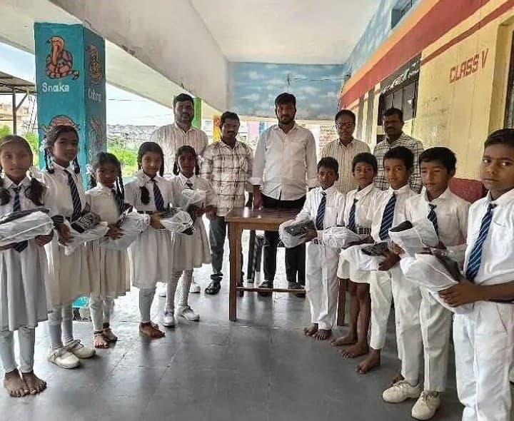 విద్యార్థులకు షూస్, సాక్స్ పంపిణీ - Udayam