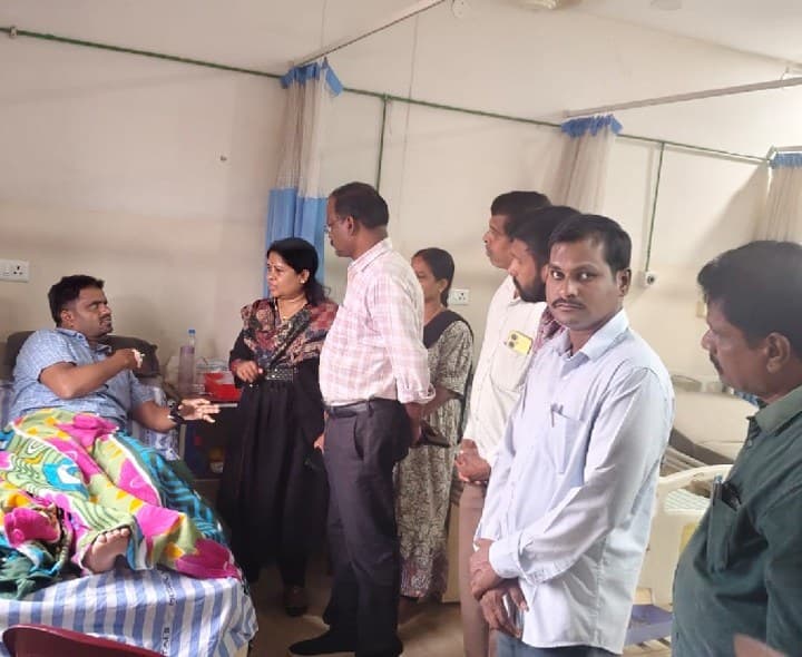 రోడ్డు ప్రమాదం పంచాయతీ కార్యదర్శులకు గాయాలు - Udayam