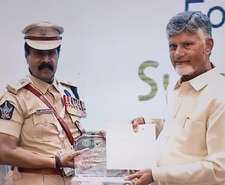 చిత్తూరు పోలీస్ కార్యాలయానికి స్వచ్ఛ ఆంధ్ర అవార్డు - Udayam