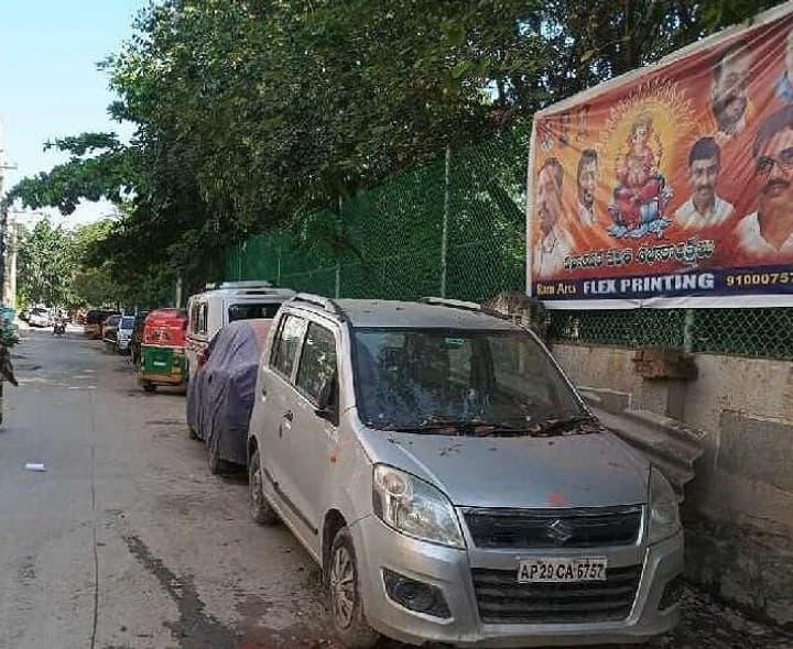 పార్క్ చుట్టూ కార్ల పార్కింగ్.. స్థానికుల ఇక్కట్లు - Udayam