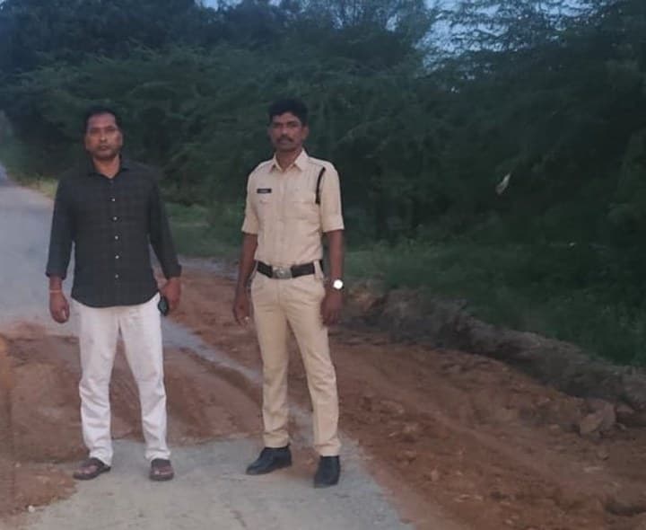 నాగపూర్ గేట్ వద్ద గుంతలు పూడ్చిన పోలీసులు - Udayam