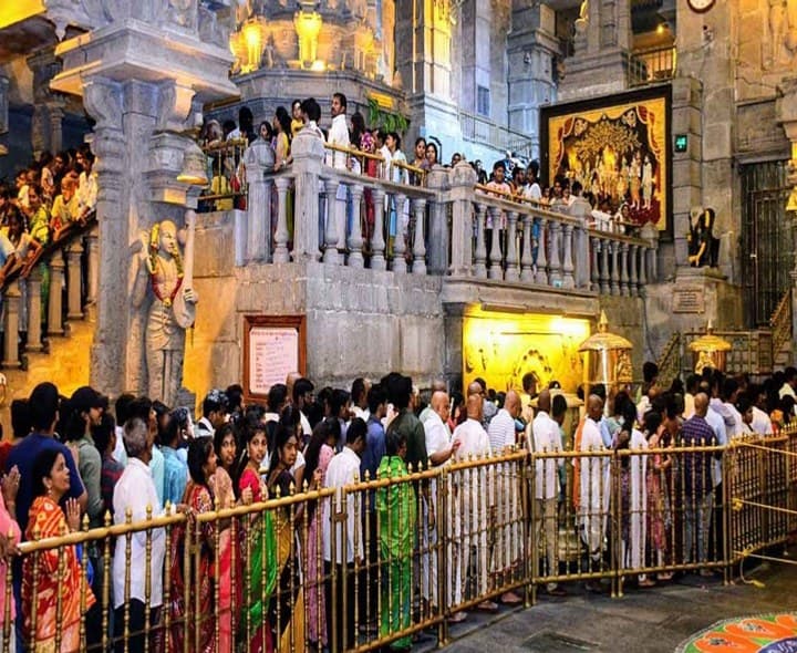 యాదగిరిగుట్టలో భక్తుల రద్దీ - Udayam