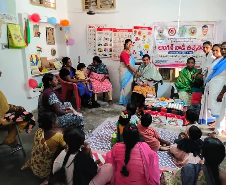 అంగన్వాడీ కేంద్రాలలో తల్లులకు సత్కారం - Udayam