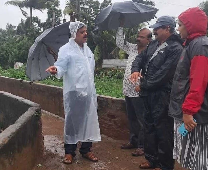 డ్రైన్లు శుభ్రం చేసి నీరు సాఫీగా వెళ్లేలా చూడాలి: కాకినాడ ఆర్డీవో - Udayam