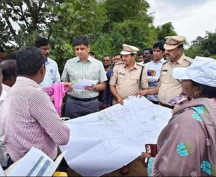 రీ సర్వే భూములను పరిశీలించిన కలెక్టర్ - Udayam