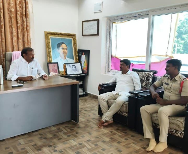 జూరాల ధర్నాకు వెళ్లకుండా హౌస్ అరెస్ట్ - Udayam
