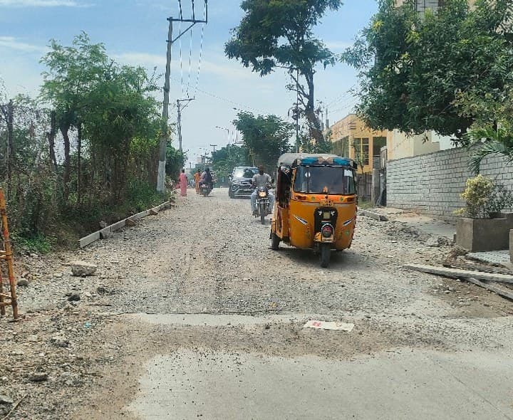 రోడ్డు పనులతో భక్తులకు ఇబ్బందులు - Udayam