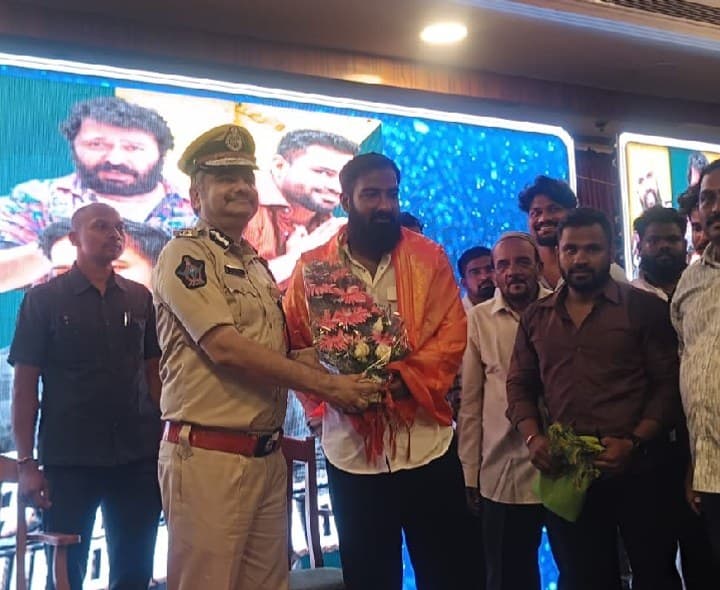విశాఖలో సందడి చేసిన "గ్యాంగ్స్ ఆఫ్ సికింద్రాబాద్" టీమ్ - Udayam