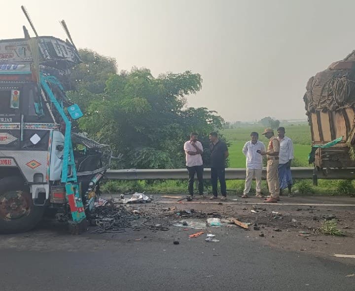 ఆగి ఉన్న లారీని ఢీకొన్న మరో లారీ.. డ్రైవర్ మృతి - Udayam