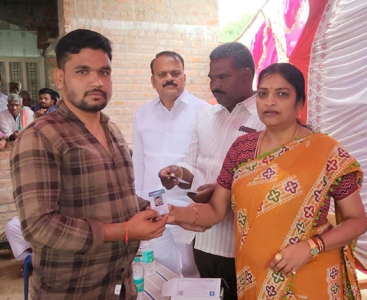 వైఎస్సార్సీపీ కార్యకర్తలకు పార్టీ ఐడీ కార్డుల పంపిణీ - Udayam