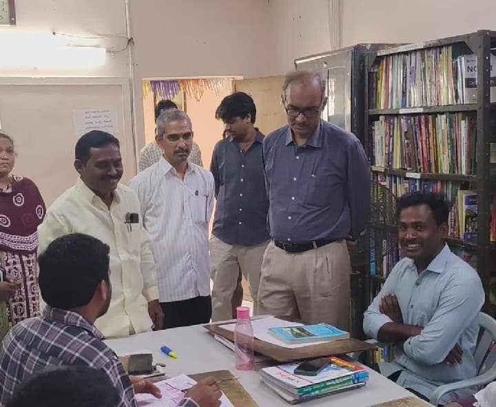 చిత్తూరు కేంద్ర గ్రంథాలయాన్ని సందర్శించిన రాష్ట్ర సంచాలకులు - Udayam