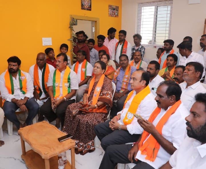 మన్ కీ బాత్ చూస్తున్న ఎంపీ డీకే అరుణ - Udayam