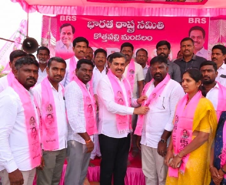 కొత్తపల్లిలో బీఆర్ఎస్లో పలువురి చేరికలు - Udayam