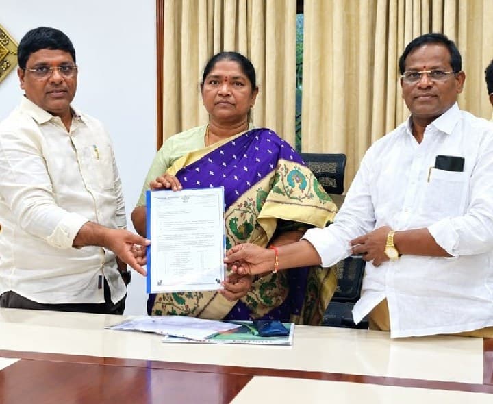మున్సిపాలిటీకి రూ.50 కోట్ల నిధుల కావాలని వినతి - Udayam