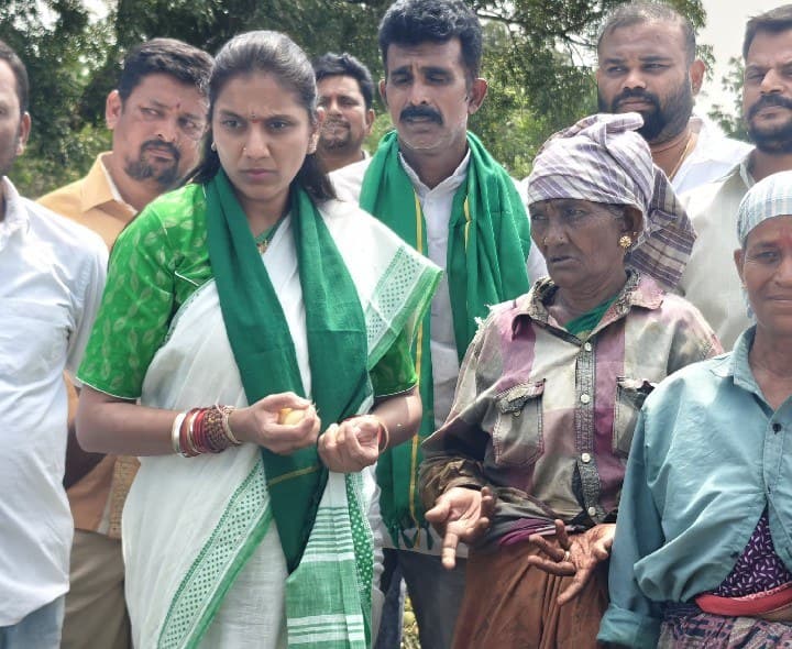 పంట నష్టపోయిన రైతులను ప్రభుత్వం ఆదుకోవాలి - Udayam